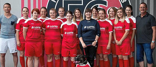 Aufstieg: Vor fünf Jahren kletterten die Fußballerinnen des FC 08 Bad Säckingen in die Bezirksliga. Damals auf dem Bild (hinten, von ...