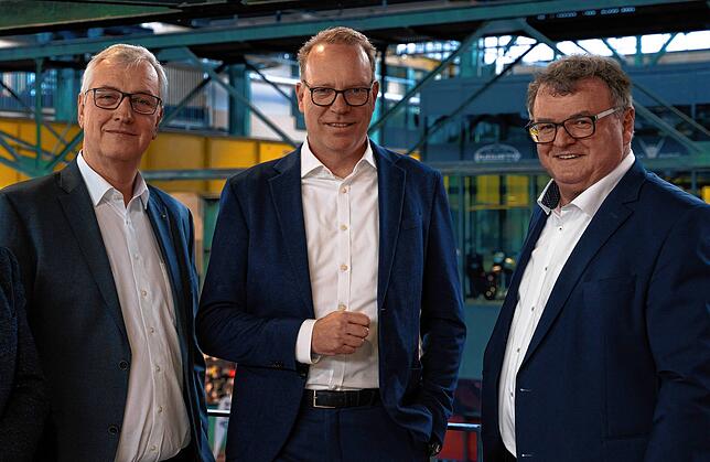 Bis Oktober noch Zeppelin-Chef: Peter Gerstmann (links). Dann folgt der Ex-ZF-Manager Matthias Benz nach. Mit im Bild ist Andreas Brand, ...