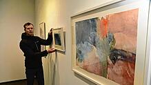 Galerist Alexander Höllwarth bereitet die Ausstellung der Künstlerin Nicole Reuther vor, die ihre Tuschekunst ab heute in der Galerie K3 ...