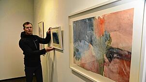 Galerist Alexander Höllwarth bereitet die Ausstellung der Künstlerin Nicole Reuther vor, die ihre Tuschekunst ab heute in der Galerie K3 ...