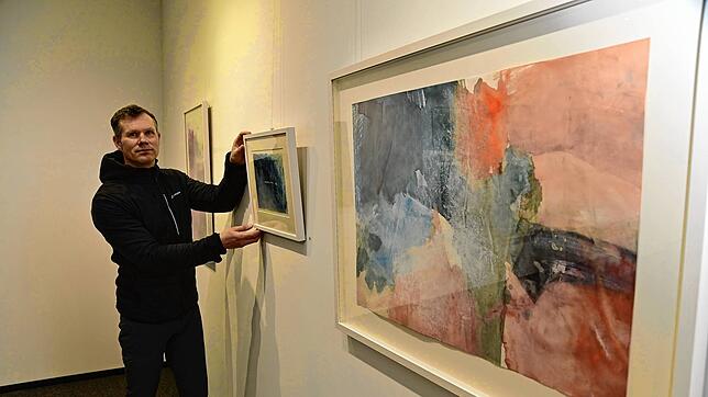 Galerist Alexander Höllwarth bereitet die Ausstellung der Künstlerin Nicole Reuther vor, die ihre Tuschekunst ab heute in der Galerie K3 ...