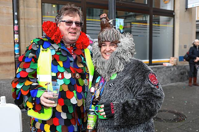 Bild 2: Die Konstanzer Fasnacht außer Rand und Band! Hästräger feiern auf der Marktstätte – die schönsten Bilder!