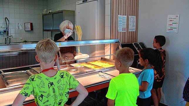 Geduldig warten die Zweitklässler vor der Essensausgabe in der Mensa der Fritz-Baur-Grundschule auf ihre Spaghetti. Auch in den ...