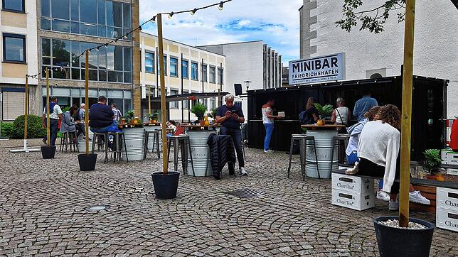Belebung auf dem Kirchplatz: Viele Besucher machen es sich im Sommer vor der Pop-up-Bar gemütlich.
