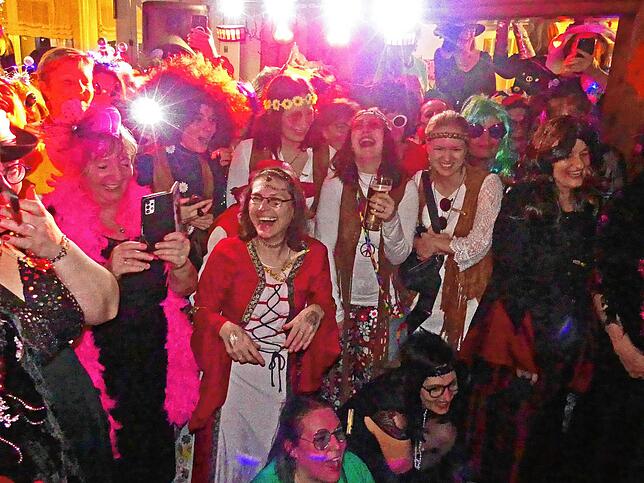 Prächtige Laune herrscht im ausverkauften Saal der „Alten Post“, in dem sich 100 Frauen toll kostümiert beim Wiiberklatsch vergnügen.