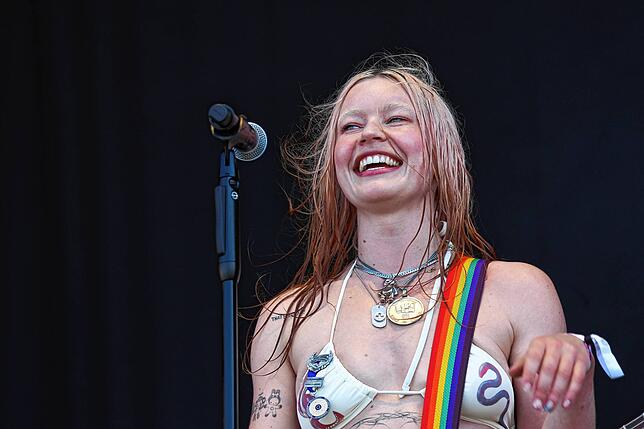 Bild 12: Southside Festival 2025: Der Auftritt von Wet Leg in Bildern