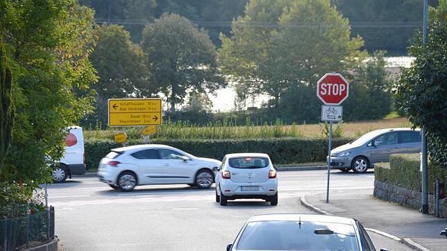 Die Einmündung der Karsauer Straße in die B 34 wird von vielen Karsauern als gefährlich erachtet.