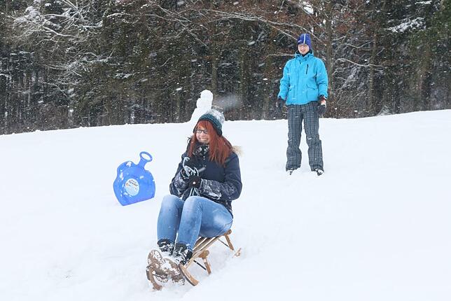 Die ersten Schlittenfahrer dieses Winters im Hegau am Randen bei Tengen.