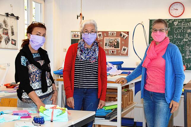 Statt zu unterrichten nähen die Maßschneidermeisterinnen in Wald Veronika Ruther, Rita Seyfried und Stefanie Kästle (von links) Masken.