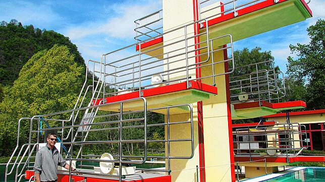 Schwimmmeister Peter Heck vor dem Sprungturm des Aachbads.