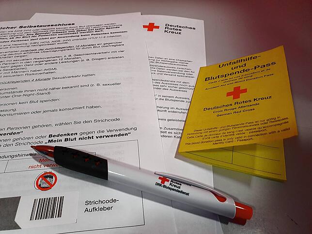 Vor der Blutabnahme müssen Spender einen medizinischen Fragebogen ausfüllen und eine schriftliche Erklärung abgeben, dass ihr Blut ...