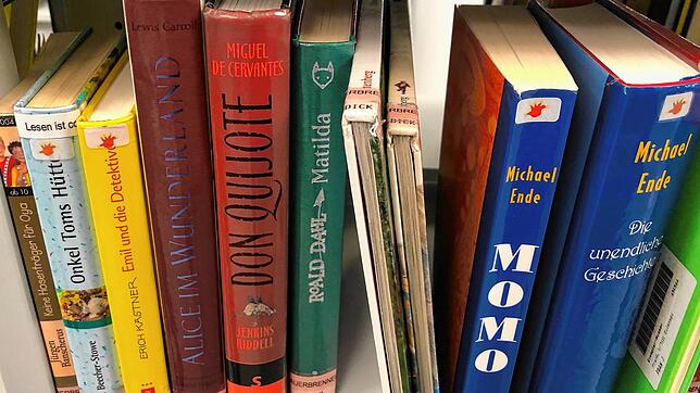 Alle Medien der Stadtbibliotheken Waldshut-Tiengen werden auf die neue moderne Ausleihtechnik umgerüstet.