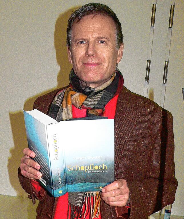 Jürgen Glocker legt mit „Schopfloch“ einen umfangreichen satirischen Kleinstadtroman vor.