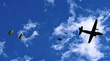 Der Bodensee ist regelmäßig Übungsort für Fallschirmjäger der Bundeswehr. Das Archivbild von 2021 zeigt einen Sprung aus nur 400 Metern ...