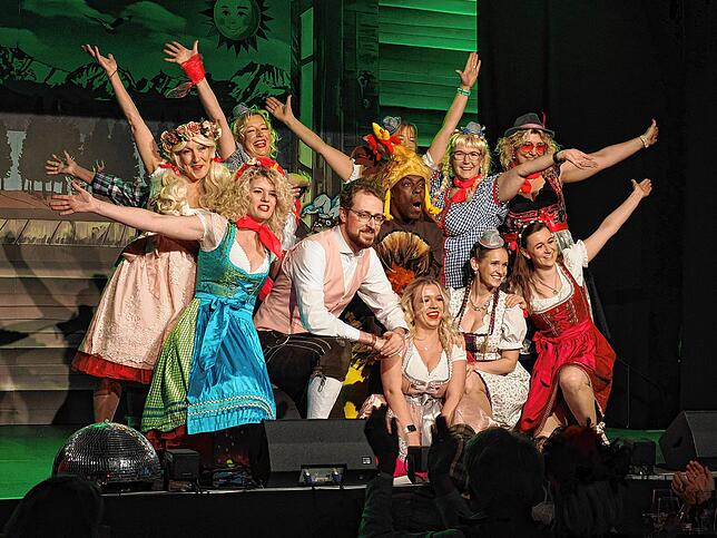 Eine weitere der gefeierten Tanznummern: Die Hupfdolls beim Narrenspiel der Narrengesellschaften Niederburg und Kamelia Paradies.