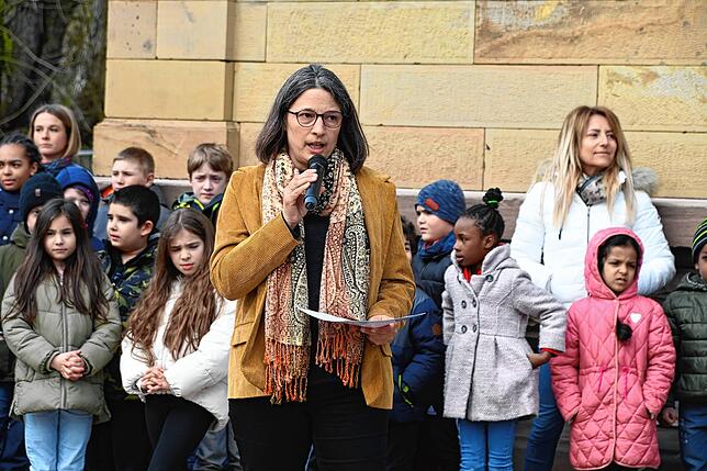 Schulleiterin Sonja Hartmann hofft auf „ein harmonisches, unfallfreies und rasches Gelingen“ beim Neubau.