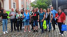 Die Gruppe der Gewinner mit Veranstalterin Michaela Schneider von Allgäu Conderts (links) und SÜDKURIER-Redakteurin Jenna Santini ...