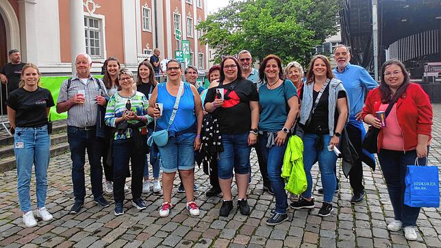 Die Gruppe der Gewinner mit Veranstalterin Michaela Schneider von Allgäu Conderts (links) und SÜDKURIER-Redakteurin Jenna Santini ...
