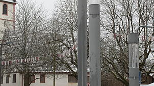 In Hochemmingen steht am Rathaus bereits die City-Leuchte. Fotos (2): Margot Hettich