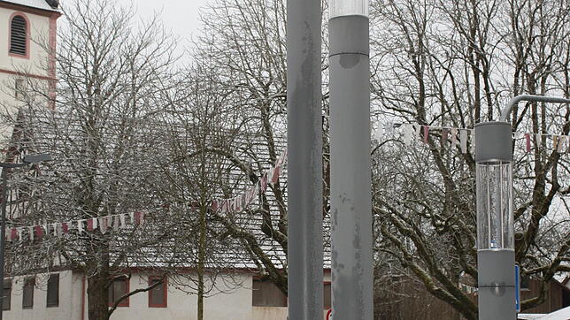 In Hochemmingen steht am Rathaus bereits die City-Leuchte. Fotos (2): Margot Hettich