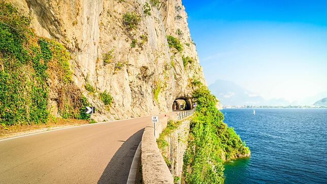 Am Gardasee hat sich eine Tragödie abgespielt: Ein Radfahrer stürzte bei einer Pause in den Tod.