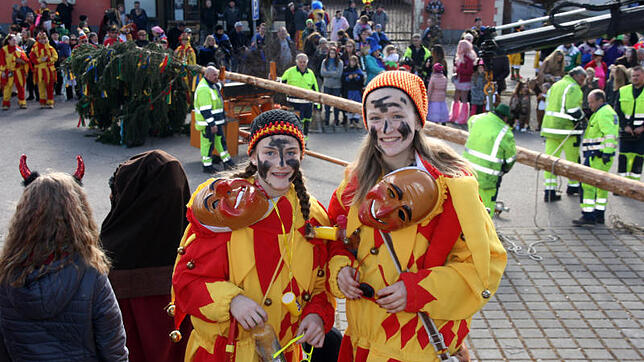 In Blumberg kam der Narrenbaum bisher immer mit einem Umzug und musikalischer Begleitung zum Rathaus. Julia Schmid (links) und Nina ...