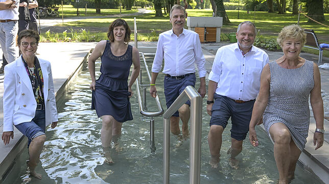 Wassertreten nach Kneipp: Zusammen mit Andrea Pielen, Vizepräsidentin des Kneipp-Bundes (rechst) probieren (von links) Bürgemeisterin ...