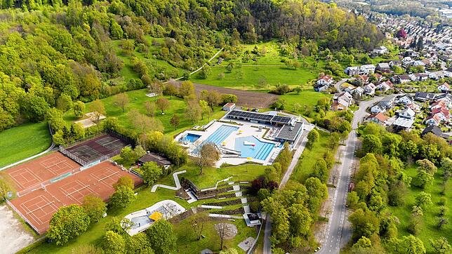 Das Gottmadinger Höhenfreibad auf einer Luftaufnahme von 2016. Ein Fehlalarm der Chlorgas-Warnanlage hat dort am Samstag, 15. Juli, die ...