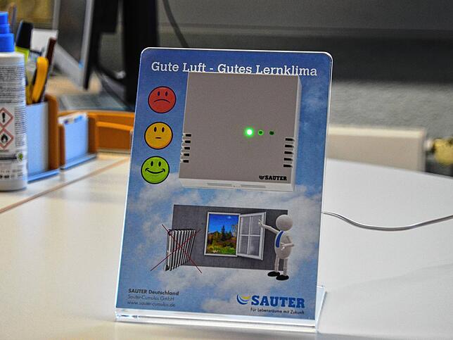 Bei Gelb und Rot heißt es, die Fenster öffnen, damit die frische Luft die gefährlichen Aerosole verdrängen kann.