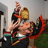Blätzlebue Mathias Trempa will keinesfalls auf das traditionelle Würschtleschnappe verzichten. Die Zunft weiß schon, wie die Tradition ...
