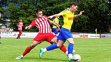 Einen Tick zu schnell: Der zweifache Torschütze Timo Senn (rechts) von der SpVgg F.A.L., hier im Duell mit Tobias Schuhmacher (FV ...