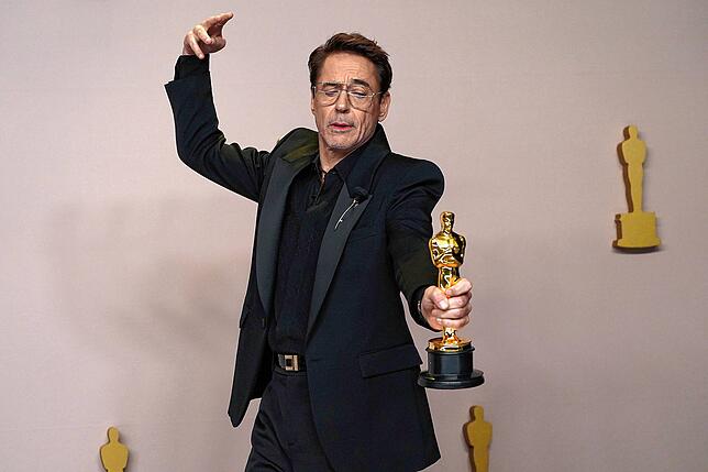Robert Downey Jr. posiert im Presseraum mit dem Preis für die beste Leistung eines Schauspielers in einer Nebenrolle für ...