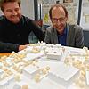 Wie die Landschaft einer Modelleisenbahn: Florian Hagmüller, Geschäftsführer von Schaudt Architekten, Hans Weber, Schulleiter, und OB ...