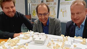 Wie die Landschaft einer Modelleisenbahn: Florian Hagmüller, Geschäftsführer von Schaudt Architekten, Hans Weber, Schulleiter, und OB ...