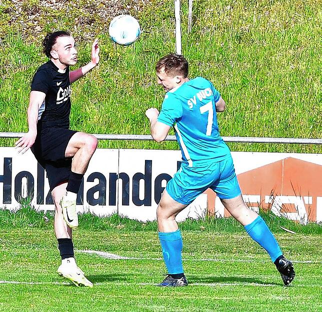 Bollwerk: Die Offensive der SG FC Wehr/Brennet blieb beim SV Buch eher stumpf. Hier setzt sich Pascal Tröndle (rechts) gegen Alessio ...