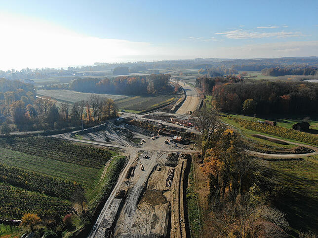 Hier kreuzt die B 31 neu den Eichenmühleweg. Es wird eine Brücke zur Wiederhersellung des Gemeindeverbindungswegs über einer ...