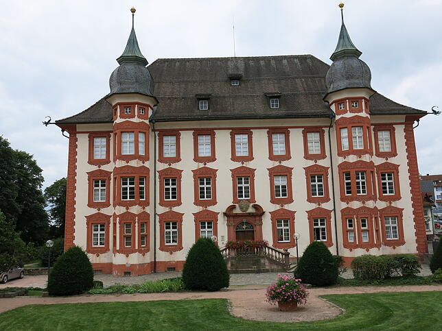 Das Schloss, erbaut um 1600, war Domizil für zahlreiche Einrichtungen Unter anderem war das Amtsgericht und die Kunsthandwerkerschule ...