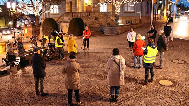 Donnerstag, 26. November: Rund zehn Menschen sind an diesem Abend vor dem Rathaus zusammen gekommen, um gegen die Corona-Maßnahmen der ...