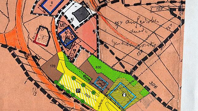Der Lageplan zeigt die Baufenster (hellblau umrandet) von Heizzentrale (groß) und Lagerschuppen an der B 500 für das Nahwärmenetz in ...