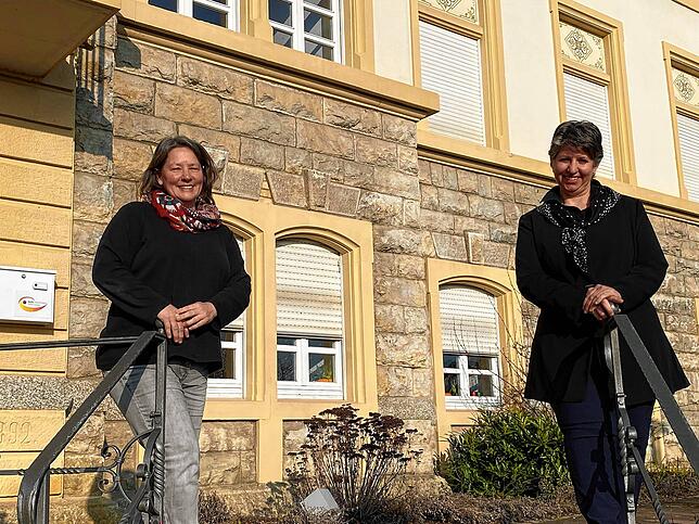Sandra Blap (links), Leiterin des SAPV Hochrhein, und Petra Tröndle, die ihre Freundin auf ihrem letzten Weg begleitet hat, vor dem Büro ...