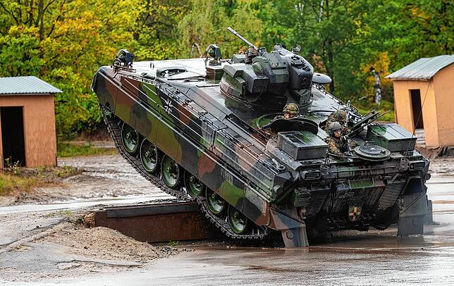 Ein &bdquo;Marder&ldquo;-Schützenpanzer der Bundeswehr fährt bei einer Übung über ein Hindernis.