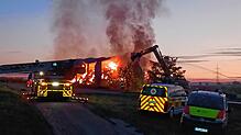 Eine Scheune brennt am 26. August 2022 bei Hochemmingen ab.