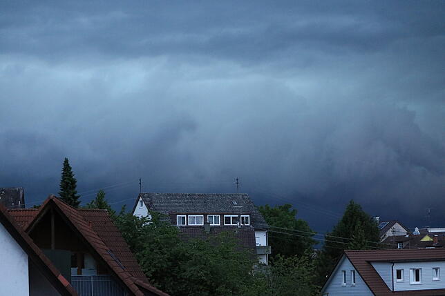 Dicke Wolken am Himmel über Meersburg