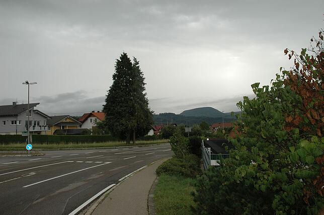 Als die Landstraße ausgebaut wurde, stand das &bdquo;Neue Schulhaus&ldquo; im Weg und musste weichen (Bild rechts). Heute erinnert ...
