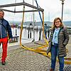 Die Saisonvorbereitungen im Yachtclub Radolfzell laufen: Kranmeister Michael Pech und die Vereinsvorsitzende Elke Maurer haben wie ...