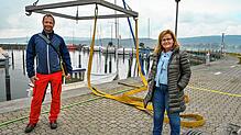 Die Saisonvorbereitungen im Yachtclub Radolfzell laufen: Kranmeister Michael Pech und die Vereinsvorsitzende Elke Maurer haben wie ...