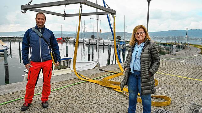Die Saisonvorbereitungen im Yachtclub Radolfzell laufen: Kranmeister Michael Pech und die Vereinsvorsitzende Elke Maurer haben wie ...