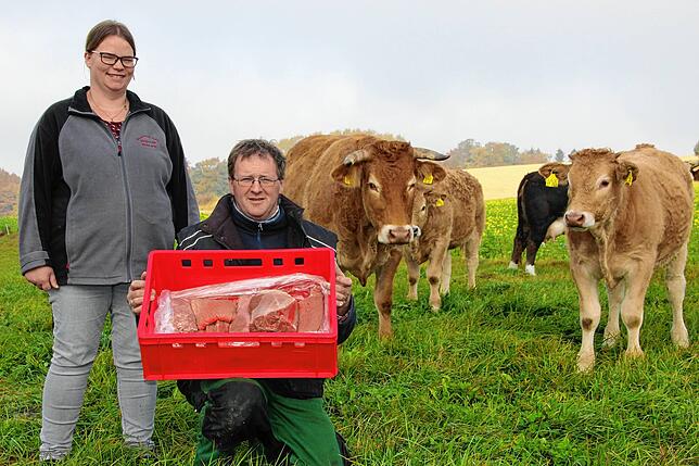 Von der Weide auf den Tisch: Das hochwertige Fleisch der Weiderinder, Masthähnchen und Suppenhühner bieten Direktvermarkter Christina ...