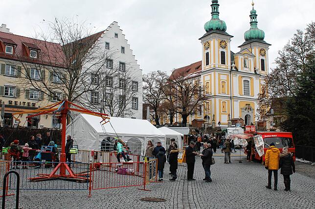 Es herrscht durchaus Betrieb, aber kein Andrang: Besucher flanieren am Sonntagmittag, 10. Dezember, über den Adventsmarkt im ...