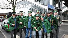 Der Verein NV(A) Grenzer ist in Gottmadingen wieder mit von der Partie &ndash; mit grünen Uniformen und passend dekoriertem Auto.